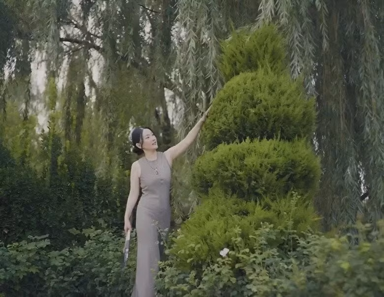 Nữ diễn viên tự tay chăm cây trong khu vườn rộng lớn. Ảnh: QQ