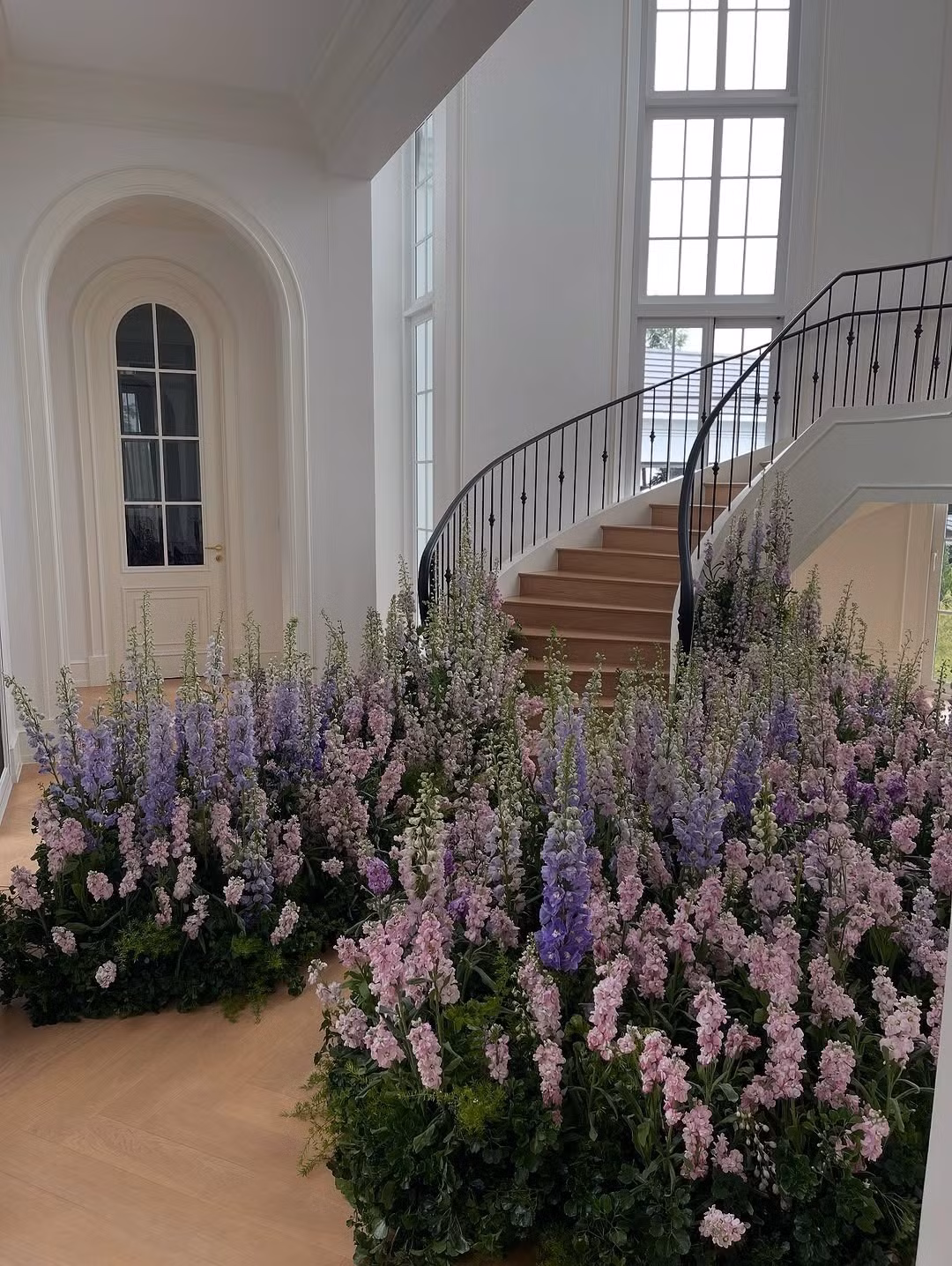 Thiết kế nổi bật nhất trong dinh thự của Mai Davika là cầu thang vòng tròn dẫn lên các tầng được thiết kế với 3 tông màu đen, trắng và nâu. Ảnh: Instagram