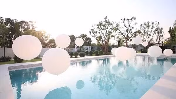 Bên ngoài biệt thự có hồ bơi sang chảnh. Ảnh: Instagram