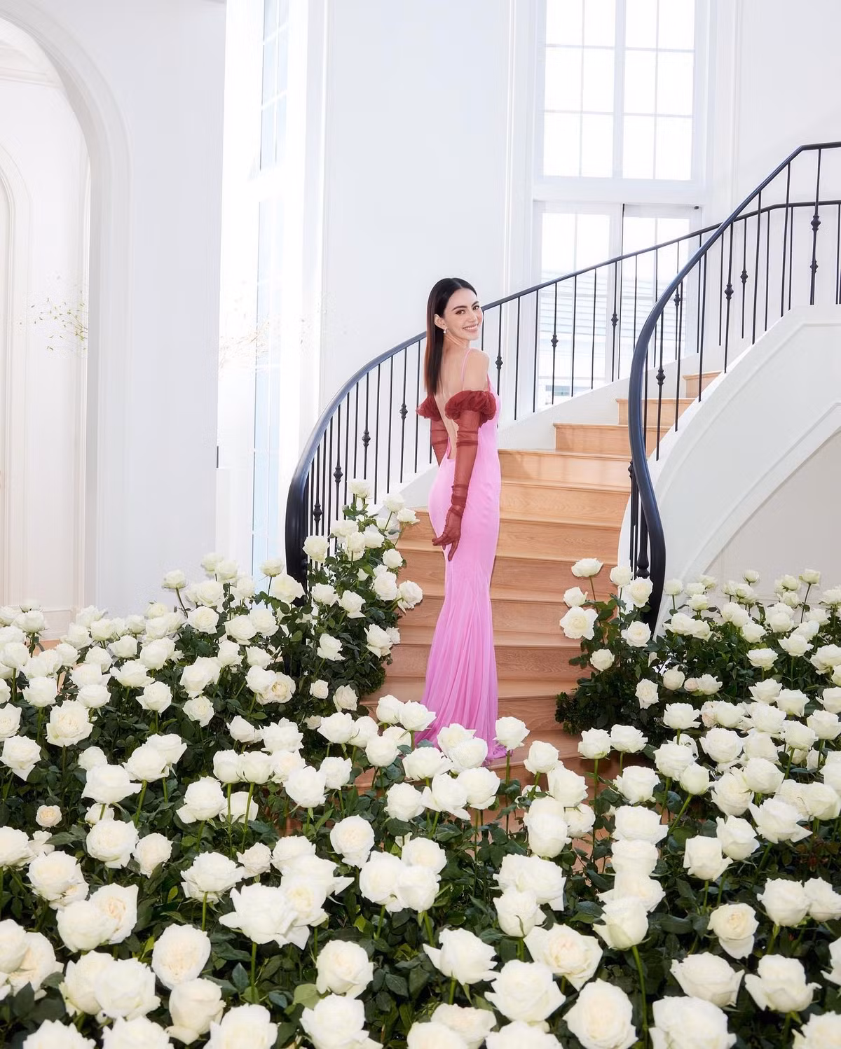 Thiết kế nổi bật nhất trong dinh thự của Mai Davika là cầu thang vòng tròn dẫn lên các tầng được thiết kế với 3 tông màu đen, trắng và nâu. Ảnh: Instagram