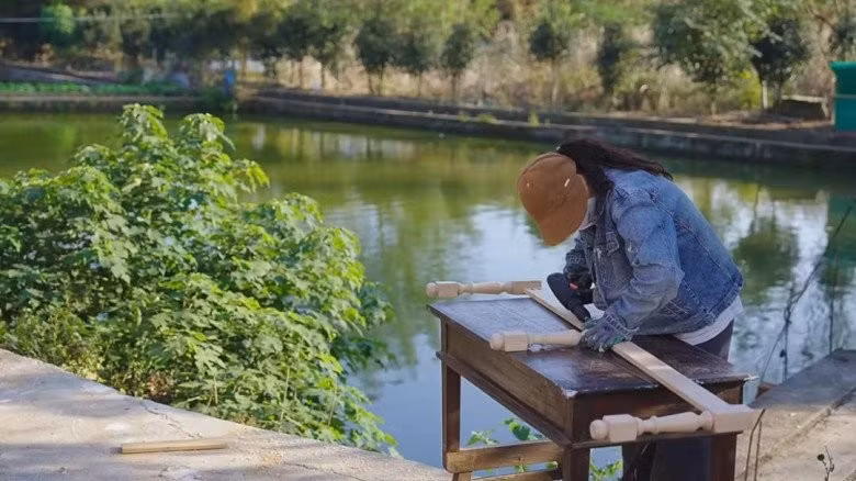 Cô cho xây hồ bơi trong vườn và làm rèm bằng cây cối. Ảnh: QQ