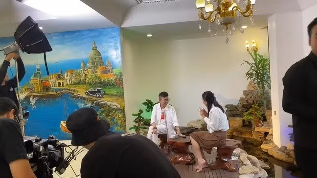 Không gian bên trong ấn tượng với sàn lát đá bóng loáng, tường sơn son thếp vàng, trang trí theo phong cách cung đình cùng những bức phù điêu đắt giá. Ảnh chụp màn hình