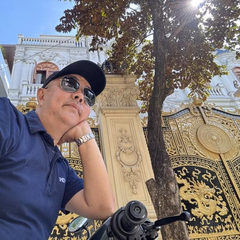 Tường rào bao quanh nhà được điêu khắc cầu kỳ, cao tới vài mét, tạo cảm giác uy nghi. Ảnh chụp màn hình