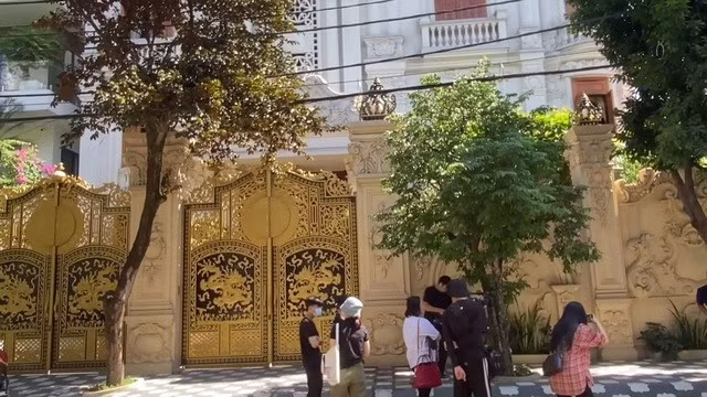 Căn biệt thự ước tính rộng hàng trăm mét vuông, xây dựng theo phong cách cung điện cổ điển phương Tây, kín cổng cao tường. Ảnh chụp màn hình
