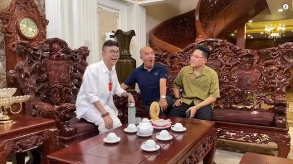 Riêng bộ bàn ghế tiếp khách ước tính giá trị hàng trăm triệu đồng, làm từ gỗ đồng kỵ kích thước lớn. Ảnh chụp màn hình