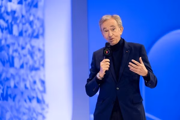 Tuy nhiên, tỷ phú người Pháp chưa cho thấy dấu hiệu muốn nghỉ hưu. Ông đã thuyết phục HĐQT nâng tuổi nghỉ hưu tối đa của Chủ tịch kiêm CEO từ 75 lên 80 để tiếp tục tại vị lâu hơn. Ảnh: Bloomberg