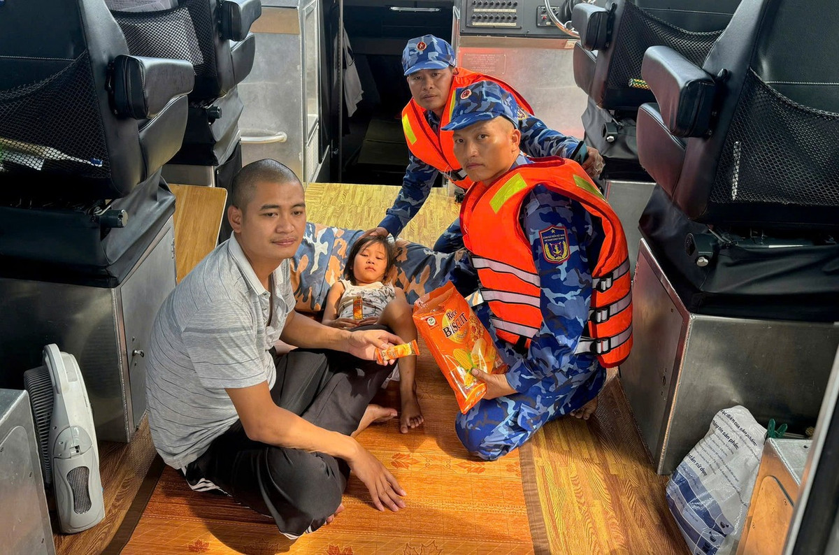 Cảnh sát biển tiếp cận, đưa 2 nạn nhân vào bờ.