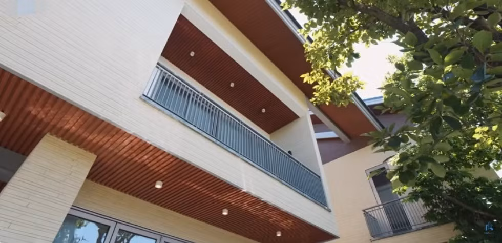 Toàn bộ mặt ngoài căn nhà nổi bật với kiến trúc ốp gạch, vừa chắc chắn, vừa mang vẻ đẹp mộc mạc nhưng sang trọng. Ảnh chụp màn hình NhaF