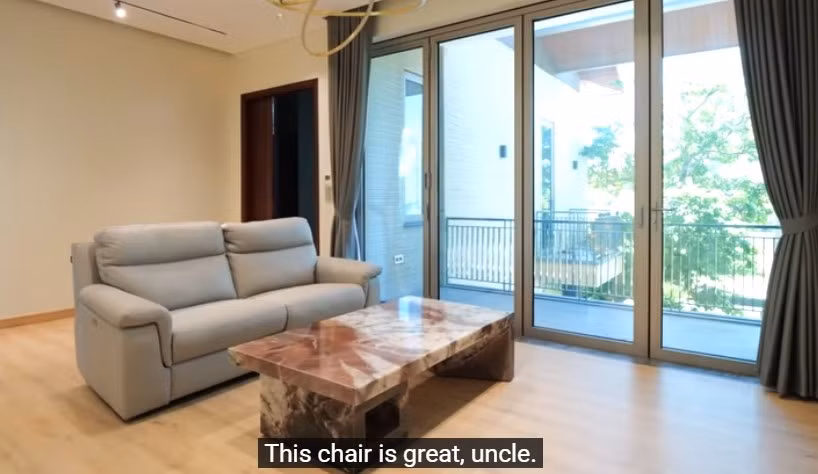 Tầng 2 gồm 2 phòng ngủ và 1 khu vực sinh hoạt chung. Ảnh chụp màn hình NhaF