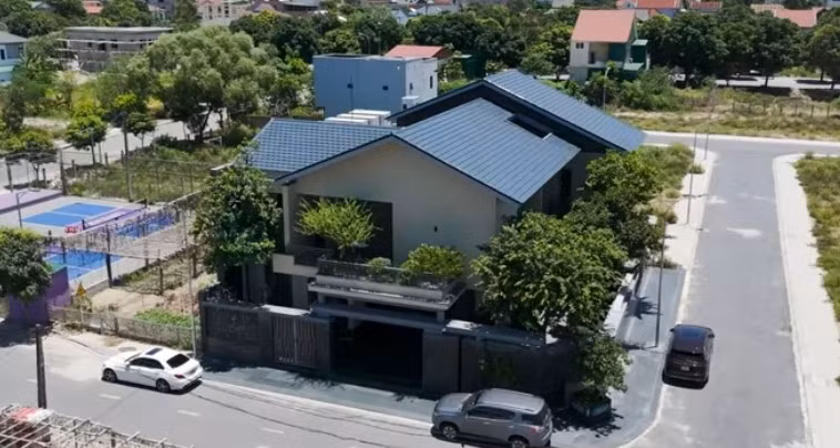 Mới đây, kênh YouTube NhaF giới thiệu một căn biệt thự bề thế tại Cửa Lò (Nghệ An) do một Việt Kiều trở về quê hương xây dựng. Ảnh chụp màn hình NhaF