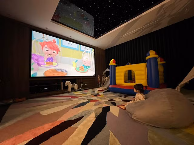 Phòng chiếu phim hiện đại, rộng rãi không khác ở rạp. Ảnh: FB Nguyen Quoc Cuong