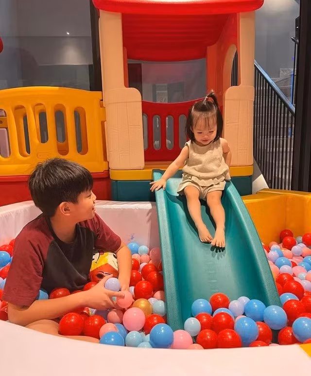 Ngoài ra, biệt thự còn có phòng chiếu phim tại gia, phòng vui chơi dành cho trẻ và sân thượng xanh mát, khiến nhiều người ví nơi đây như một “trung tâm thương mại thu nhỏ”. Ảnh: FB Nguyen Quoc Cuong