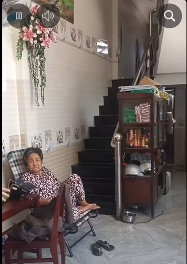 Ngôi nhà gồm một trệt, một lầu, có 1 phòng khách, 2 phòng ngủ, 2 nhà vệ sinh. Ảnh chụp màn hình