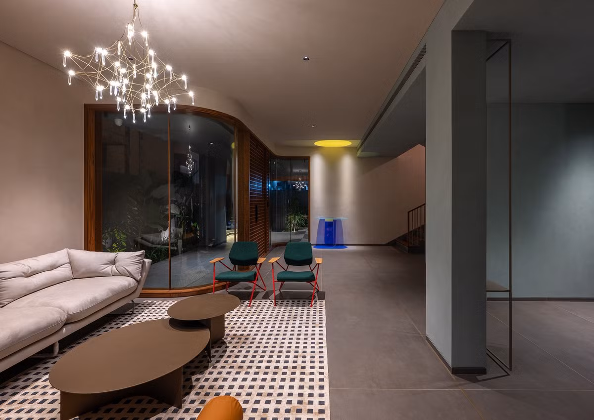 Bên trong, các khu vực chức năng thông nhau, bố trí xung quanh khoảng thông tầng giữa nhà. Ảnh: Archdaily