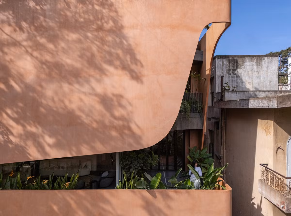 Điểm nhấn ngoài mặt tiền là sử dụng ferrocement (xi măng sắt hoặc bê tông sắt) có độ bền cao, trọng lượng nhẹ, dễ tạo hình thành các đường cong. Ảnh: Archdaily