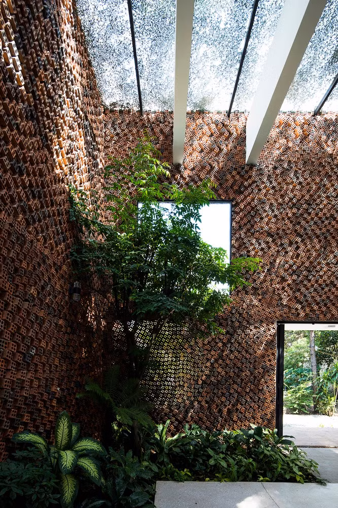 Bức tường hở được tạo nên từ những viên gạch lỗ xếp ngược hướng. Ảnh: Hiroyuki Oki