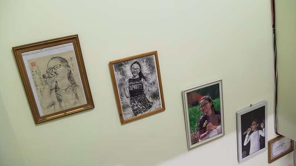 Trong nhà treo nhiều tranh ảnh của Phương Mỹ Chi. Ảnh: FBNV