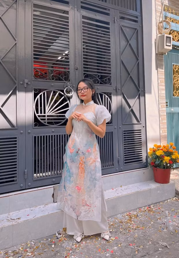 Giọng ca 10X tạo dáng trước căn nhà khang trang, hiện đại tặng cho bố mẹ. Ảnh: FBNV