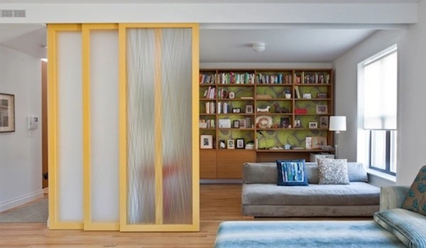 Vách ngăn vừa phân tách các khu vực chức năng vừa giúp ngôi nhà rộng thoáng khi cửa trượt được xếp gọn vào một góc. Ảnh: Internet