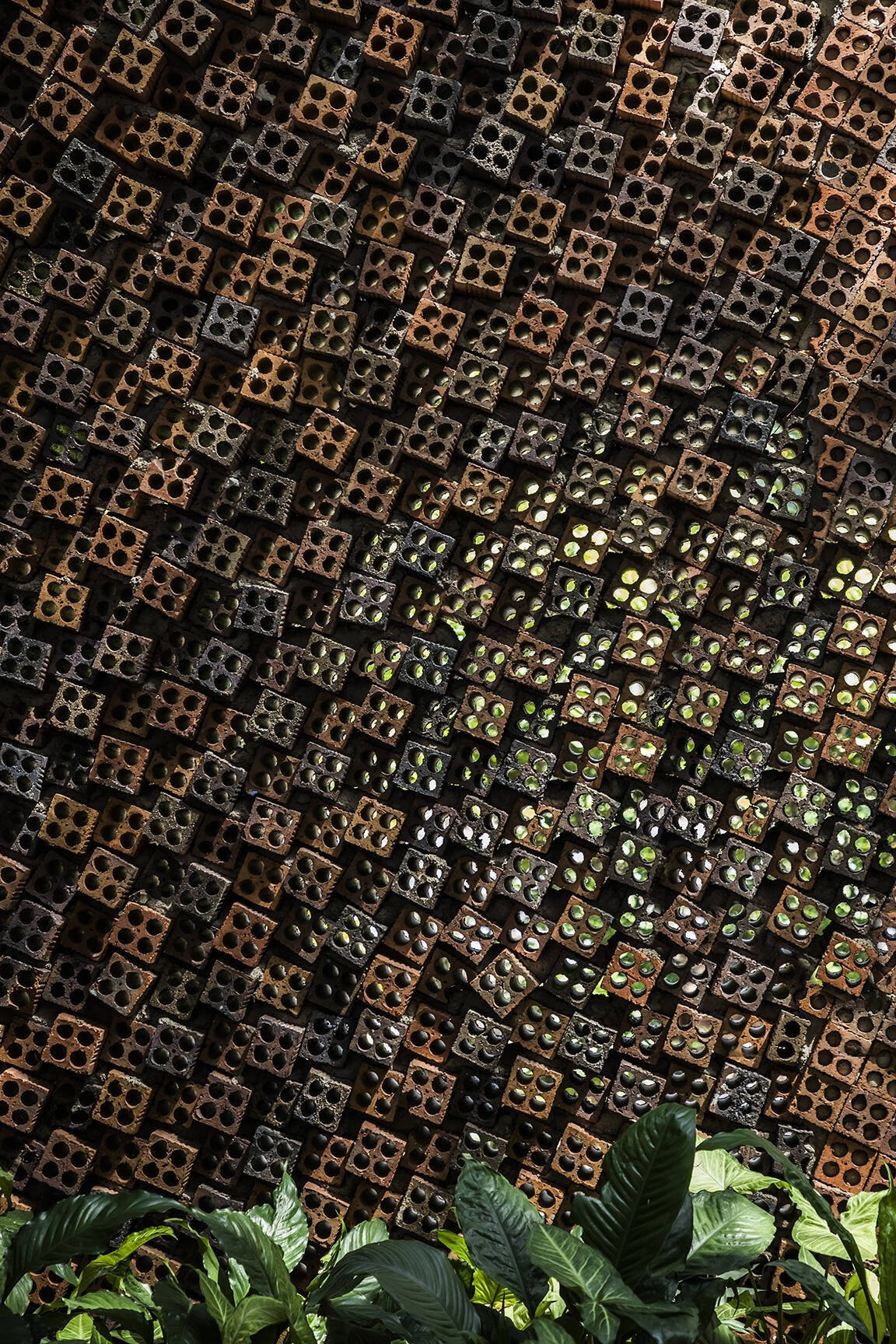 Những viên gạch lỗ được sắp xếp thông minh và sáng tạo. Ảnh: Hiroyuki Oki