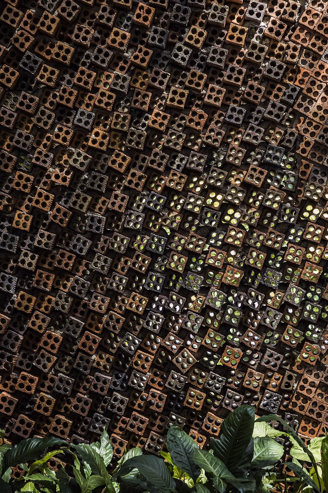 Những viên gạch lỗ được sắp xếp thông minh và sáng tạo. Ảnh: Hiroyuki Oki