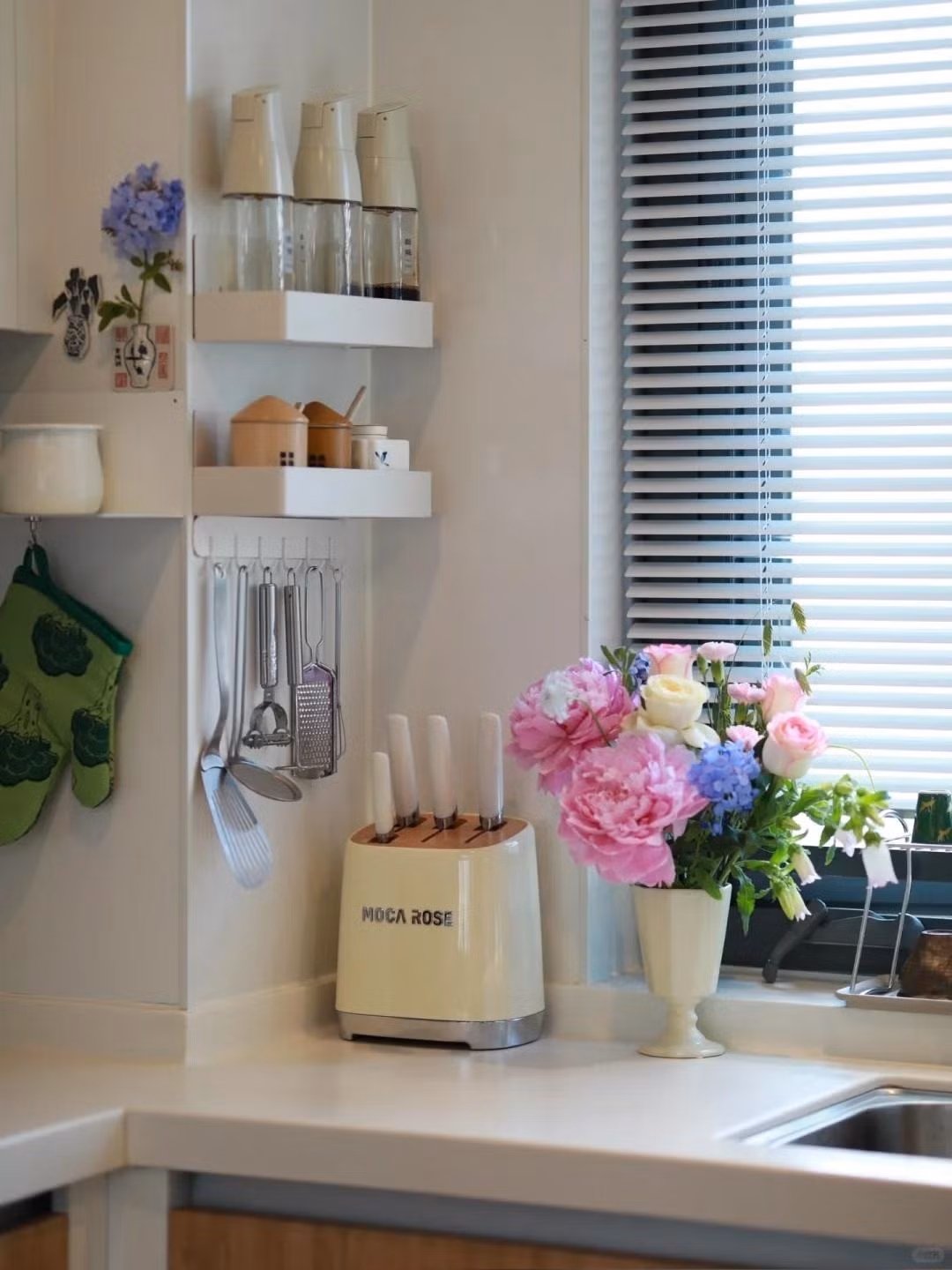 Cửa sổ cho ánh sáng len lỏi, mang đến sự sạch sẽ và thoáng đãng. Ảnh: Toutiao