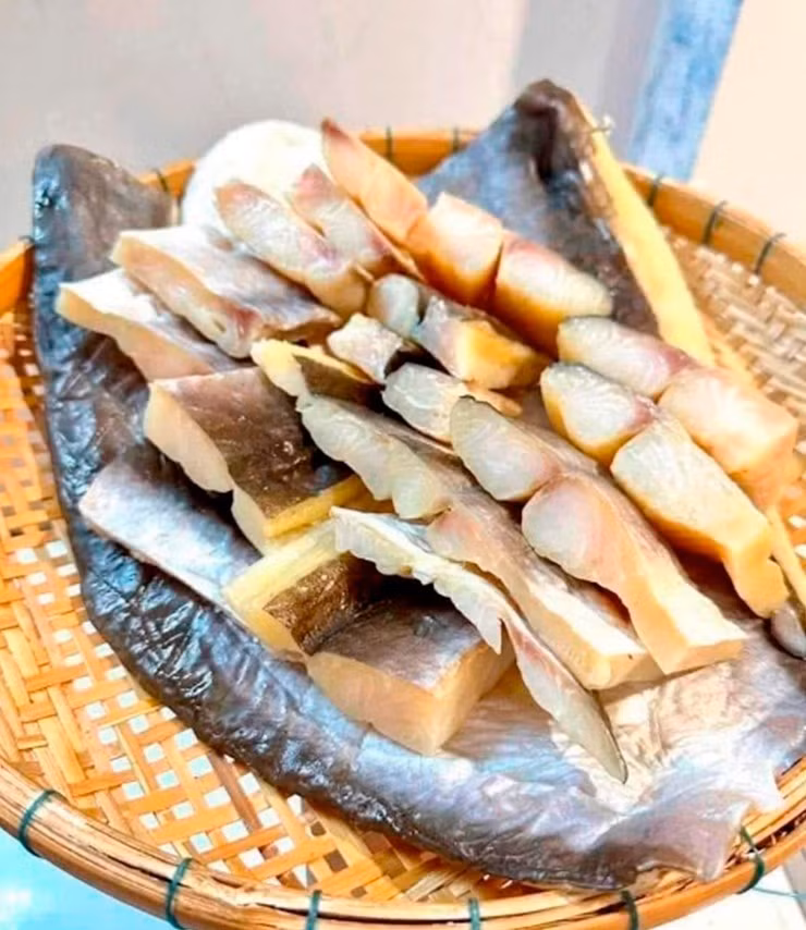 Cá dứa sống chủ yếu ở vùng nước lợ, nơi giao thoa giữa sông và biển, vì vậy thịt cá có độ săn chắc nhưng không tanh, khác biệt rõ rệt so với nhiều loại cá da trơn khác. Ảnh: Internet