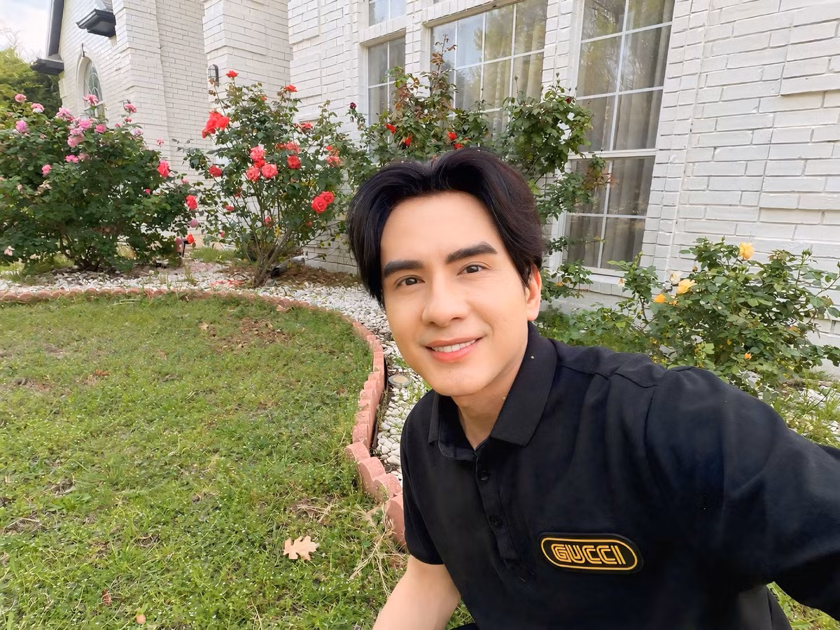 Mới đây, ca sĩ Đan Trường bất ngờ khi trở lại căn biệt thự tại thành phố Dallas (Mỹ) vào giữa tháng 4, thấy khu vườn vẫn xanh tốt dù thiếu sự chăm sóc thường xuyên. Ảnh: FB Dan Truong Pham