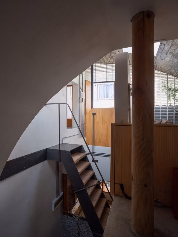 Bên trong ngôi nhà không bị bó hẹp bởi những bức tường dày đặc xung quanh. Ảnh: Ce Wang