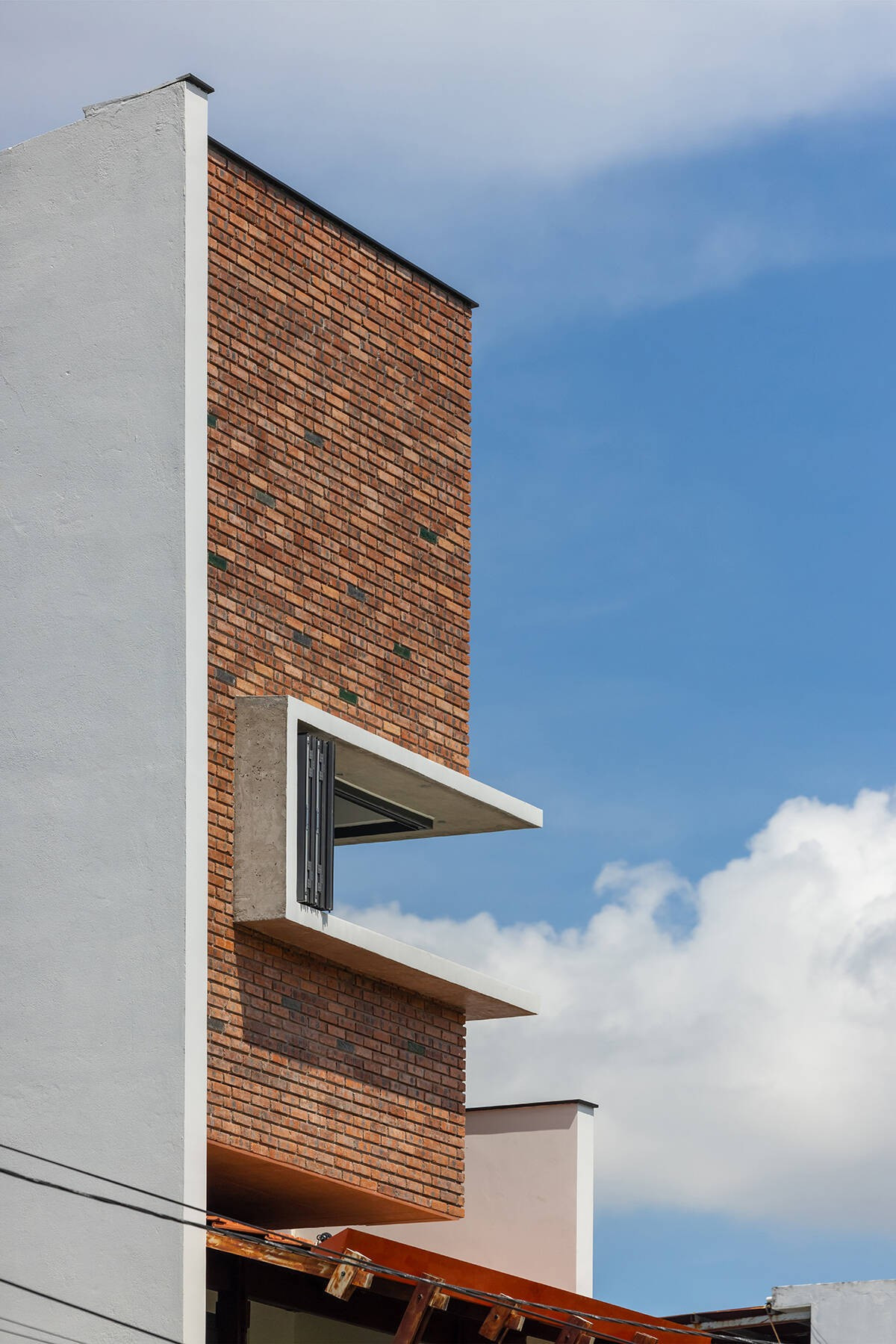 Ban ngày, ánh sáng phản chiếu lên gạch tạo nên sắc độ dịu và ấm. Ảnh: Hoangle