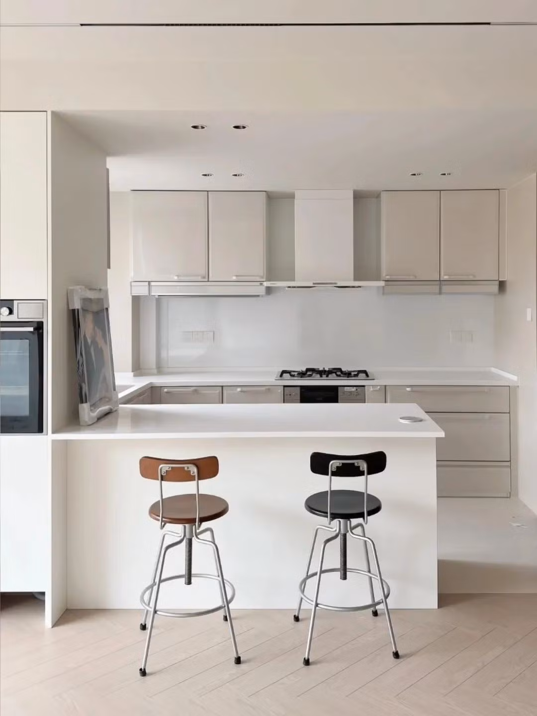 Ghế bar chân cao rất khó ngồi lâu, vài phút đã thấy mỏi lưng, tê chân, thậm chí đau cột sống. Ảnh: Homedit