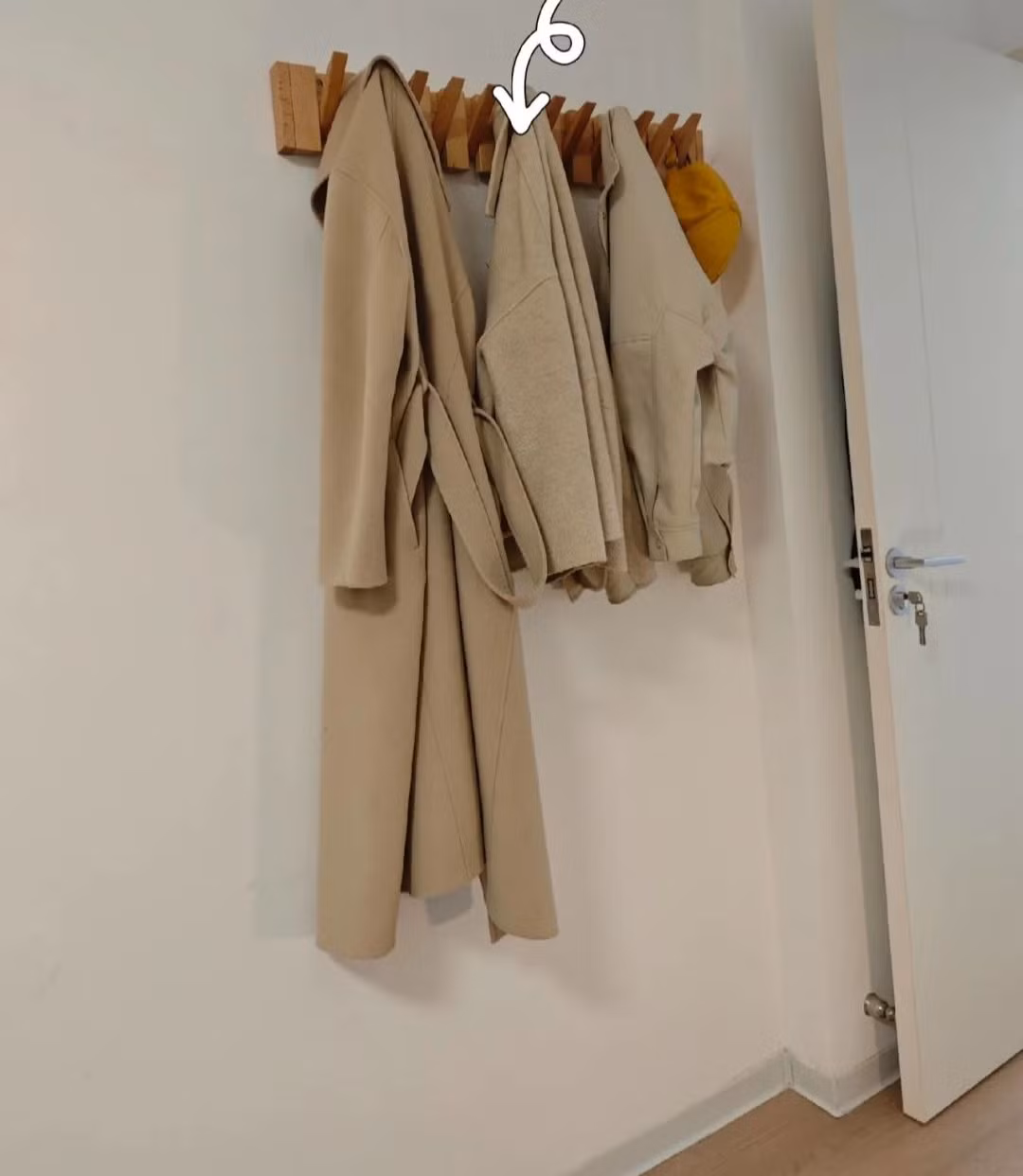 Giải pháp thay thế là lắp vài móc treo tường để treo quần áo đang mặc dang dở. Cách này gọn và tiết kiệm diện tích hơn. Ảnh: Getty