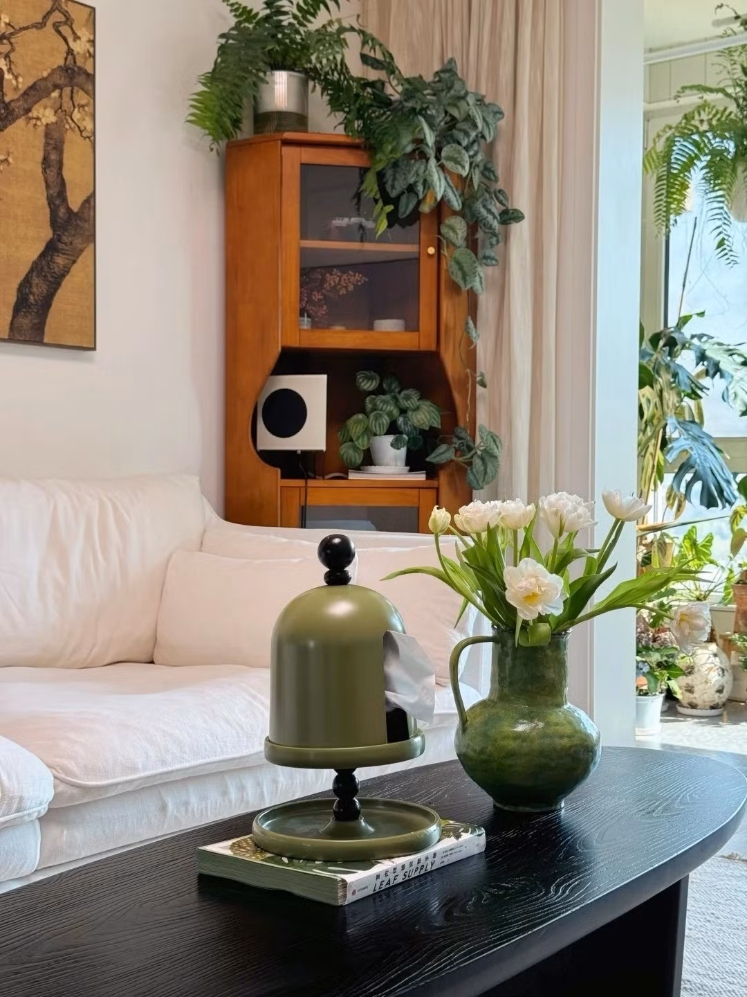 Bộ sofa màu kem êm ái, điểm xuyết vài chiếc gối cùng tông mang đến sự ấm áp. Ảnh: Sohu