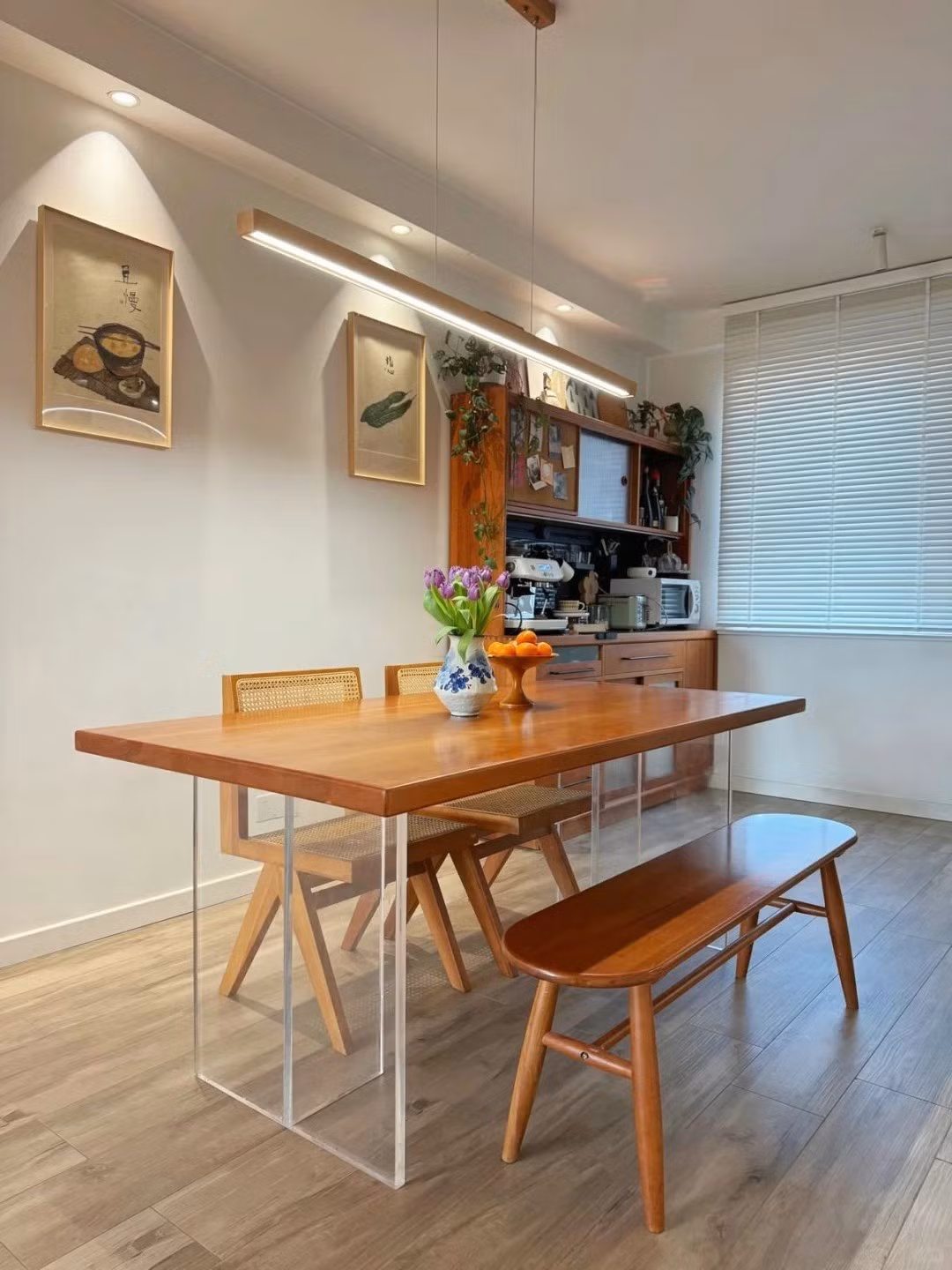 Bàn gỗ chữ nhật kết hợp ghế mây và ghế gỗ dài, đủ chỗ cho những bữa cơm gia đình. Ảnh: Sohu