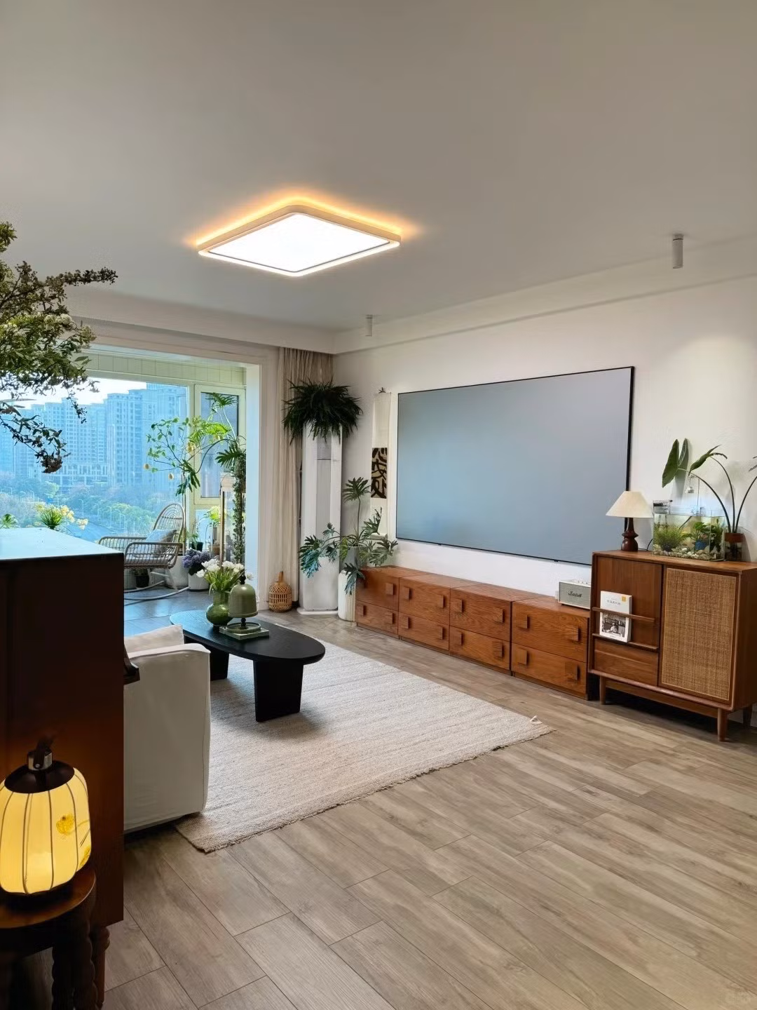 Ánh sáng tự nhiên từ cửa sổ lớn, len qua rèm mỏng, phủ lên căn phòng một lớp ánh sáng dịu. Ảnh: Sohu