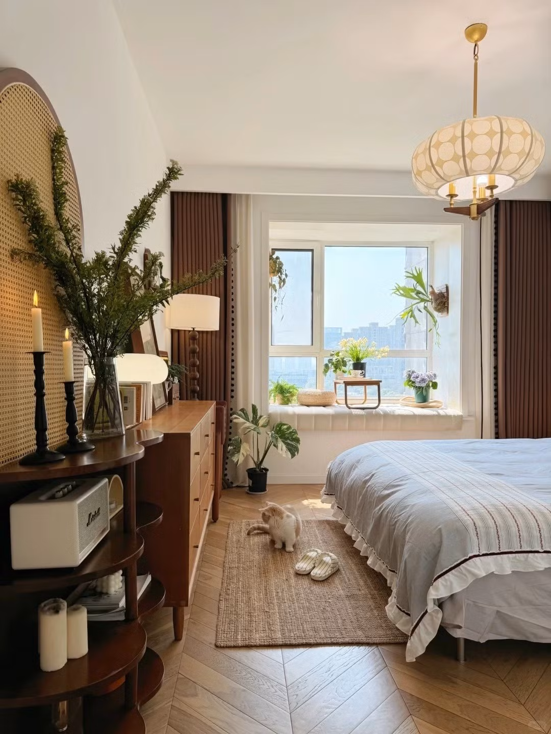 Cửa sổ lớn với chậu hoa nở rộ trên bậu, đón nắng sớm, tạo cảm giác như bước vào một bức tranh. Ảnh: Sohu