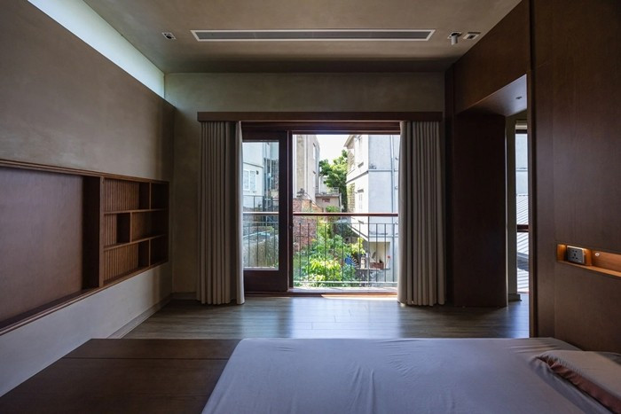 Phòng ngủ chính mở ra khung cảnh xanh mát. Ảnh: Trieu Chien