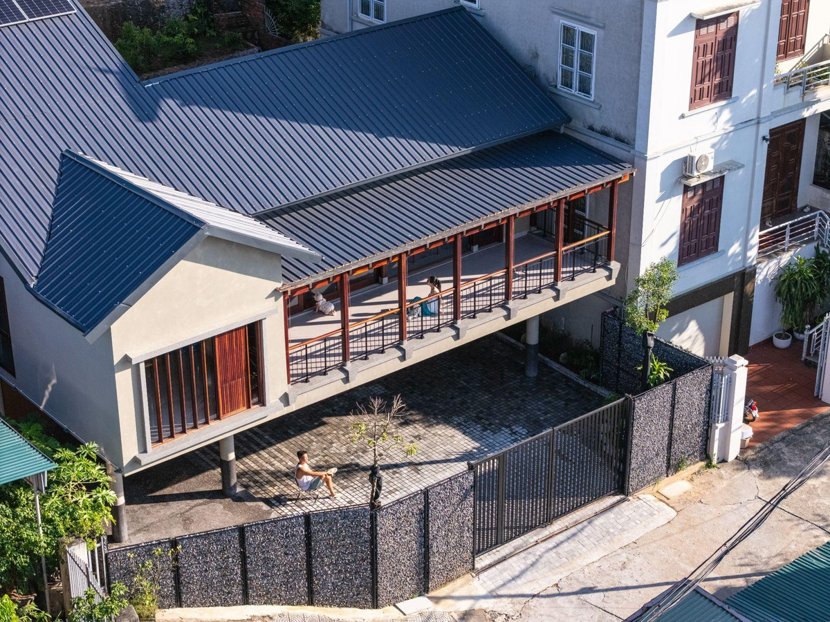 Ẩn mình trong con ngõ nhỏ nơi sườn đồi, trên một khu đất có diện tích 400m2 tại Hạ Long (Quảng Ninh), "Ba House” là ngôi nhà 3 tầng được thiết kế dành riêng cho gia đình 3 thế hệ. Ảnh: Trieu Chien