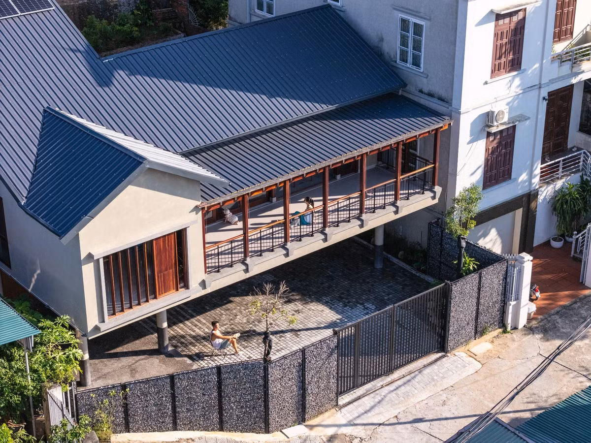 Ẩn mình trong con ngõ nhỏ nơi sườn đồi, trên một khu đất có diện tích 400m2 tại Hạ Long (Quảng Ninh), "Ba House” là ngôi nhà 3 tầng được thiết kế dành riêng cho gia đình 3 thế hệ. Ảnh: Trieu Chien