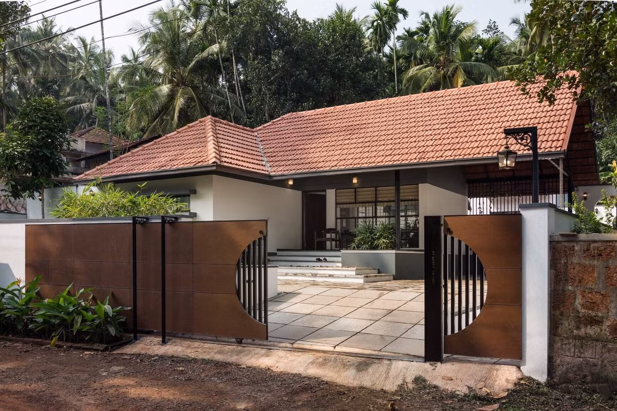 Nằm tại Kerala (Ấn Độ), ngôi nhà trông giống như một tầng từ bên ngoài, nhưng thực chất công trình bao gồm một nhóm các tòa nhà một và hai tầng được kết nối với nhau. Ảnh: Turtle Arts Photography