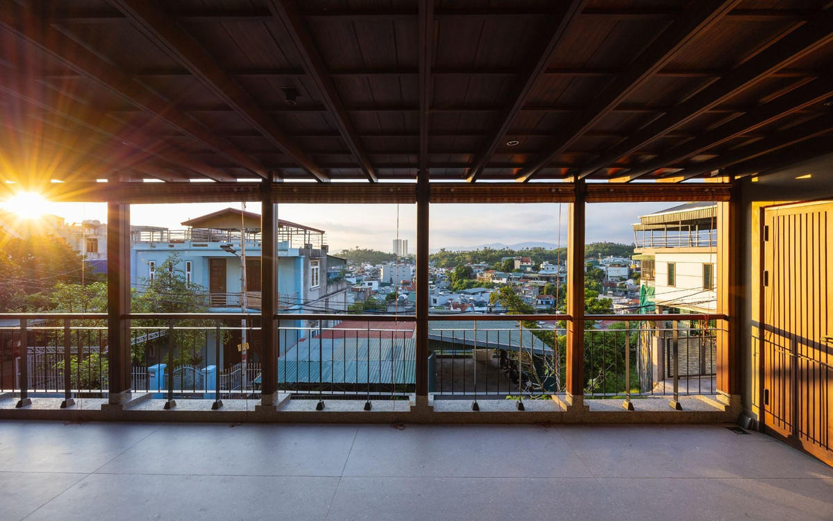 Từ hiên gỗ, gia chủ có thể ngắm trọn cảnh thành phố. Ảnh: Trieu Chien