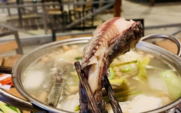 Thịt cá lau kiếng nhúng vào nước lẩu không quá dai, mà giữ được độ ngọt thanh. Ảnh: Internet