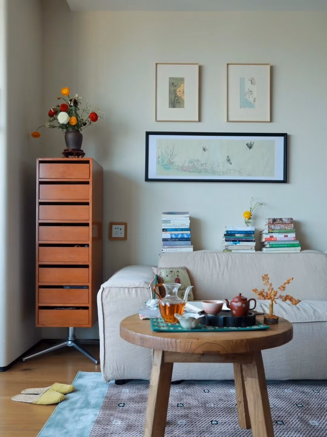 Đối diện kệ sách là sofa dài màu kem, đặt sát tường, phía sau cũng chất đầy sách. Ảnh: Toutiao