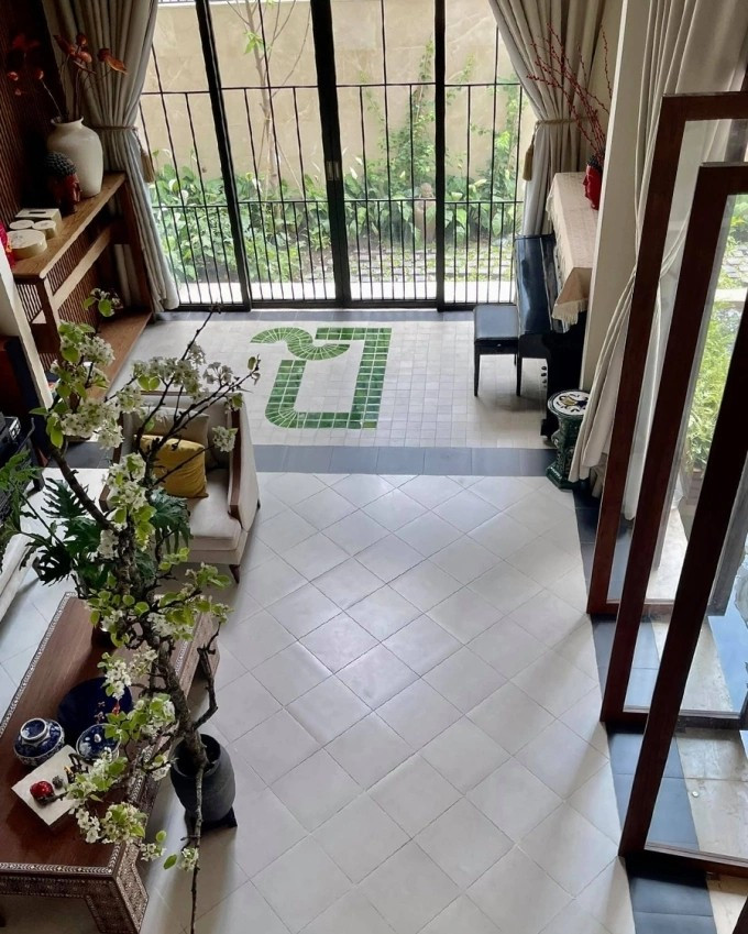 Phòng khách thiết kế với không gian mở, có nhiều hệ vách và cửa sổ nhìn ra vườn. Ảnh: FBNV