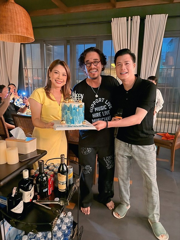 Mỗi năm, Quang Dũng có vài lần tổ chức tiệc tiếp đón bạn hữu, người thân. Ảnh: FBNV