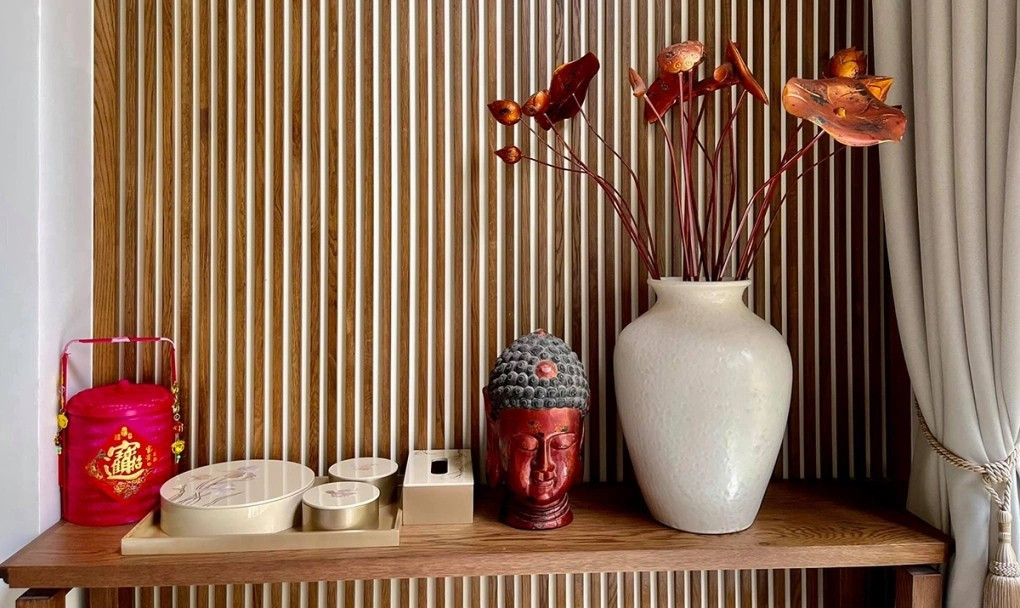 Nam ca sĩ bày trí nhiều món decor hình Phật được anh dày công sưu tập. Ảnh: Ngosao