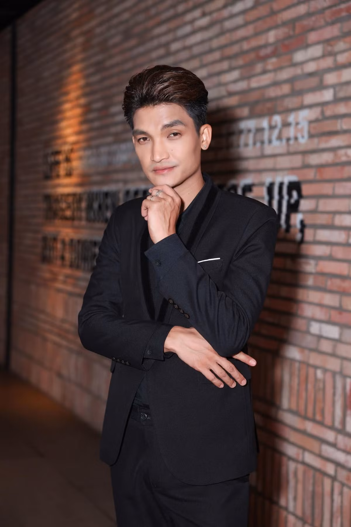 Mạc Văn Khoa (sinh năm 1992) nổi lên từ chương trình Cười xuyên Việt 2015 nhờ lối diễn hài hước, duyên dáng. Nhờ đắt show, nam diễn viên hài nhanh chóng sở hữu khối tài sản khủng ở tuổi ngoài 30. Ảnh: FB Mạc Văn Khoa