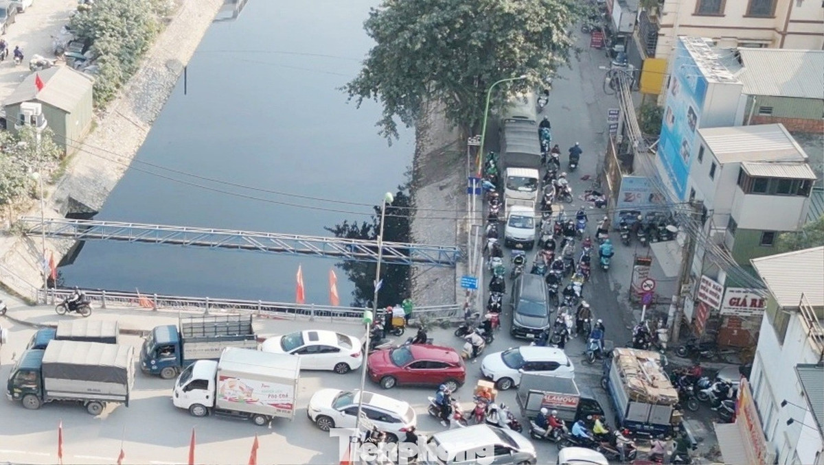 Khi đường Nguyễn Cảnh Dị thi công, toàn bộ xe ô tô dồn hết sang đường bờ sông Tô Lịch phía đối diện, dẫn đến tuyến đường này đang trở nên quá tải, ùn tắc.