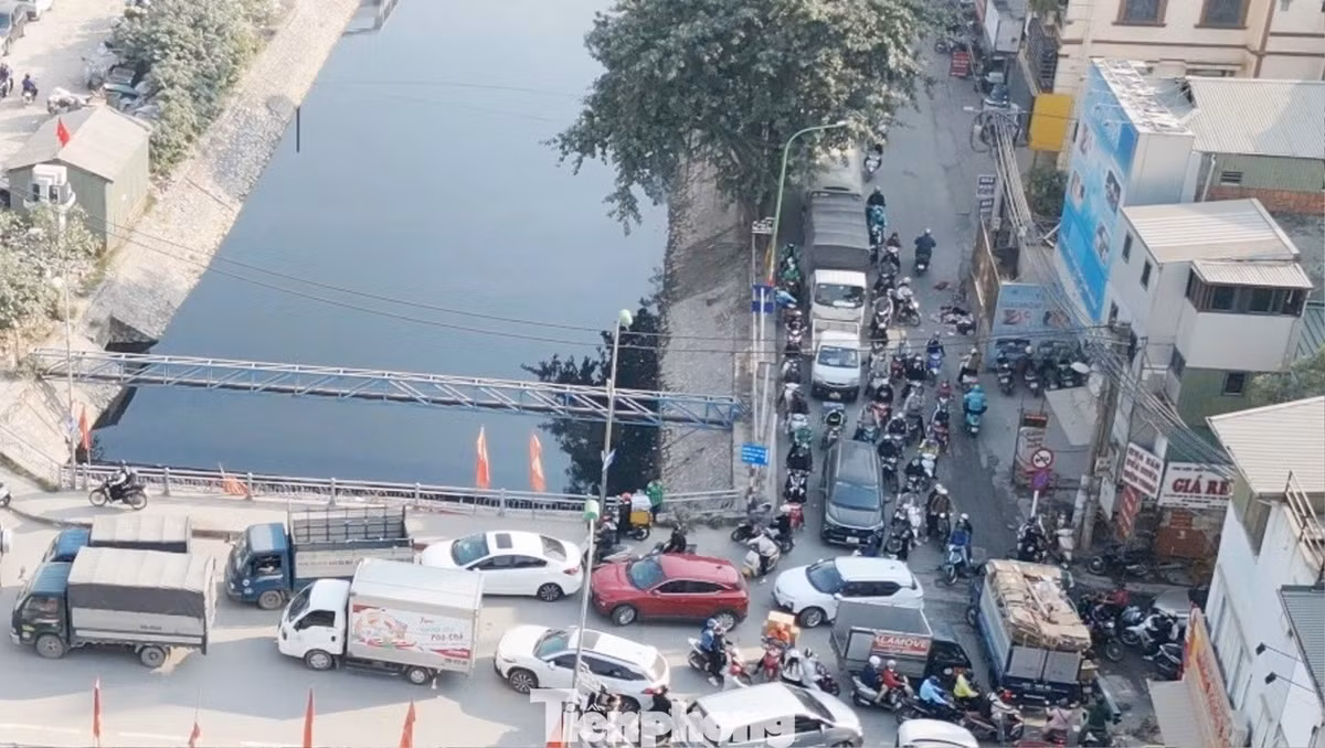 Khi đường Nguyễn Cảnh Dị thi công, toàn bộ xe ô tô dồn hết sang đường bờ sông Tô Lịch phía đối diện, dẫn đến tuyến đường này đang trở nên quá tải, ùn tắc.