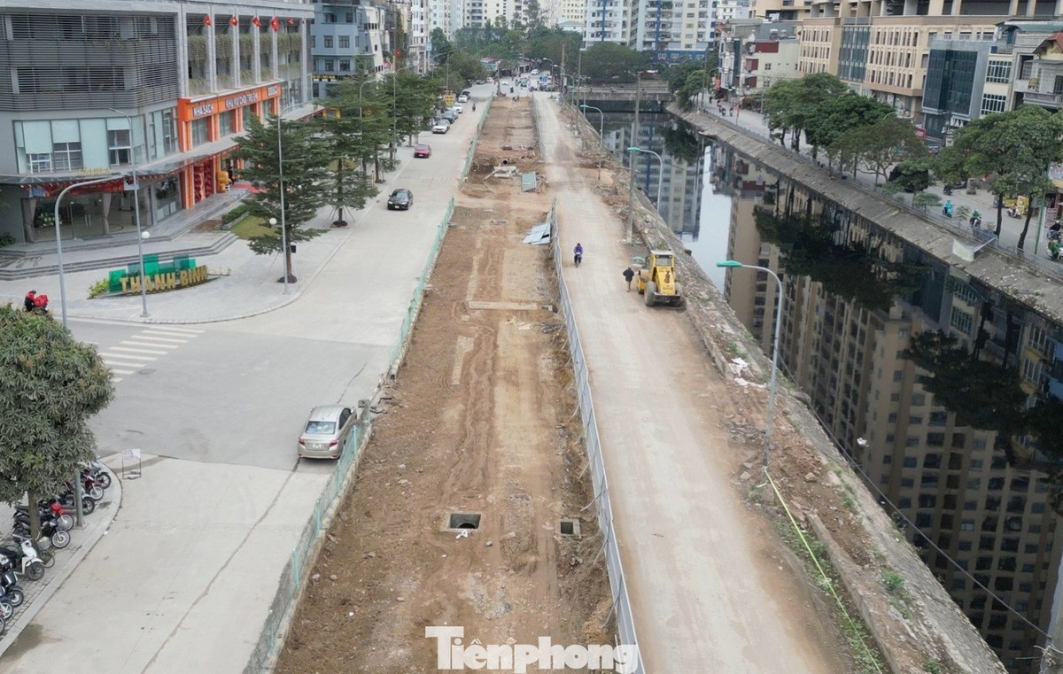 Vốn chỉ có 2 làn xe và mặt đường chằng chịt ổ gà, đến thời điểm hiện nay tuyến phố Nguyễn Cảnh Dị từ cầu Đại Kim đến cầu Định Công đã được mở rộng là đường có 2 chiều.